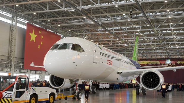 Čína představila vlastní dopravní letadlo C919