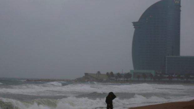 Silné bouřky zasáhly pobřeží Španělska, na obrázku pláž v Barceloně