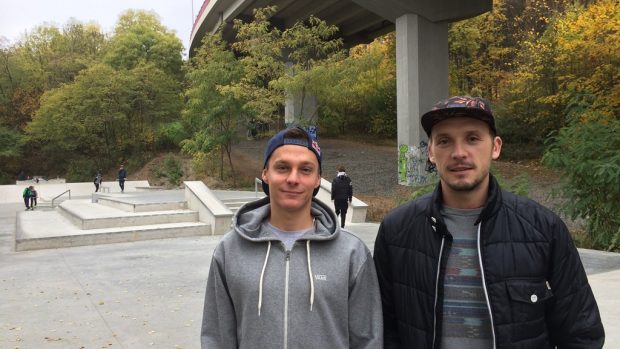 Skateboardisti Maxim Habanec (vlevo) a Tomáš Vintr v pražsých Vysočanech