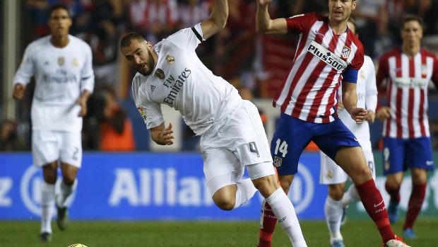 Karim Benzema (v bílém) k večernímu duelu Realu s Paris Saint-Germain nenastoupí
