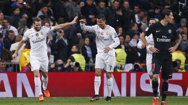 Cristiano Ronaldo (uprostřed) blahopřeje ke gólu spoluhráči Nachovi