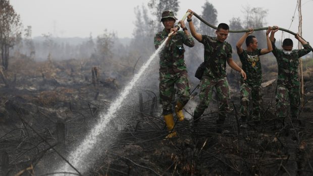 Indonéští vojáci bojují s plameny na ostrově Borneo