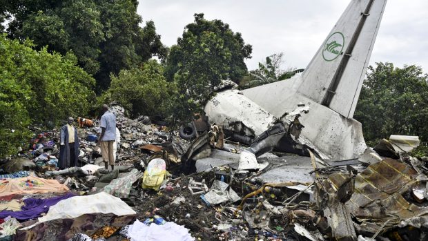 Trosky letadla, které se zřítilo u letiště v jihosúdánské Jubě