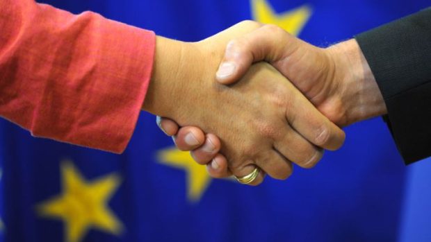 Plánovaná dohoda o volném obchodu mezi USA a EU podle Evropské komise nepovede ke snížení ochrany pracujících (Ilustrační foto)
