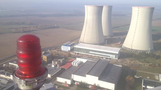V Jaderné elektrárně Dukovany umístili na komín horolezci budky pro sokoly