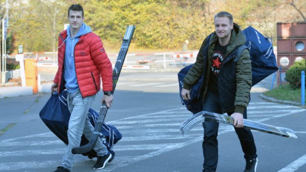 Dominik Kubalík (vlevo) zamířil před odletem na Karjala Cup na svůj první reprezentační sraz