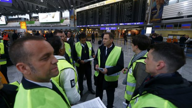 Palubní personál aerolinek Lufthansa protestuje za vyšší mzdy a lepší pracovní podmínky