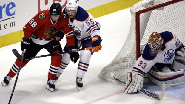 Patrick Kane z Chicaga zaznamenal proti Edmontononu čtyři body a dostal se do čela kanadského bodování NHL