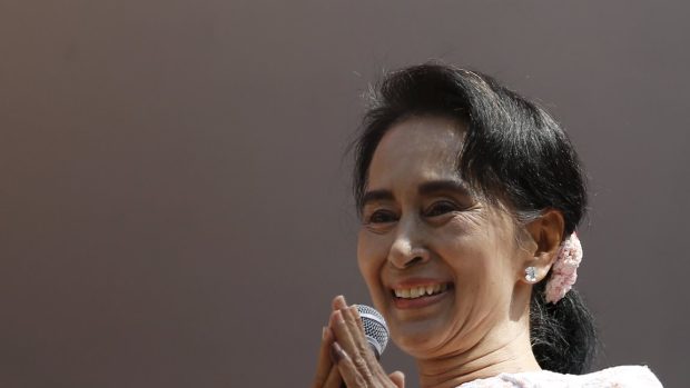 Barmská politička Su Ťij mluví ke svým podporovatelům po skončení parlamentních voleb