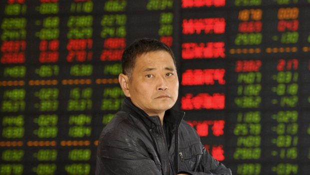 Čínský investor sleduje vývoj akcií na burze ve Fuyangu (ilustrační foto)
