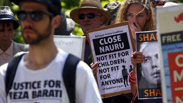 Lidé v Sydney demonstrují proti tomu, aby byli migranti zadržováni na ostrovech v Tichém oceánu
