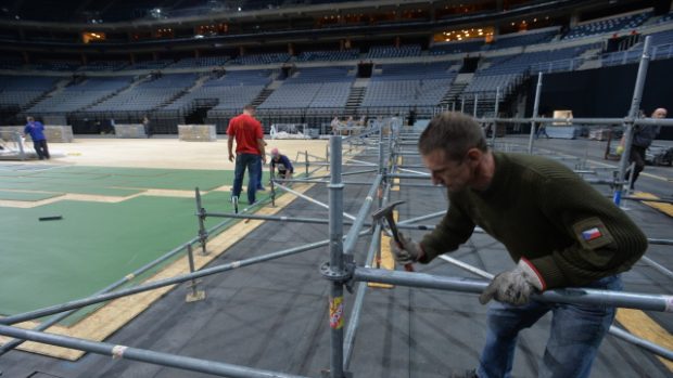 Pouze jeden den mají dělníci na to, aby připravili o2 arenu pro tenisový Fed Cup