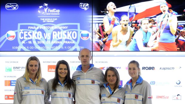 Na finále Fed Cupu proti Rusku byly nominovány: zleva Petra Kvitová, Lucie Šafářová, Barbora Strýcová a Denisa Allertová. Nehrajícím trenérem je Petr Pála (uprostřed)