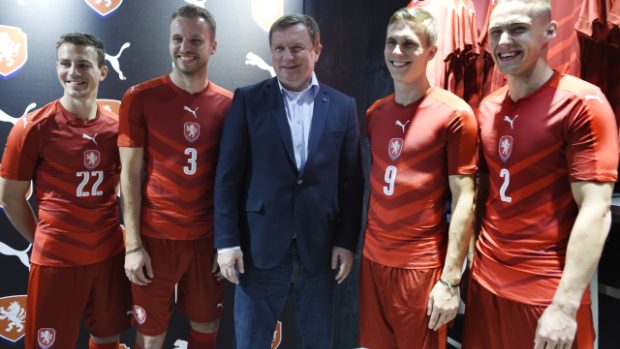 Čeští reprezentanti představili dresy pro EURO 2016. Nechyběl u toho ani trenér Pavel Vrba