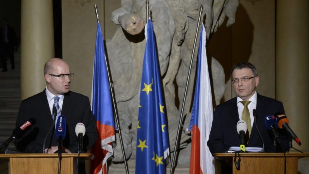 Premiér Bohuslav Sobotka a ministr zahraničních věcí Lubomír Zaorálek  na tiskové konferenci po jednání s českými velvyslanci