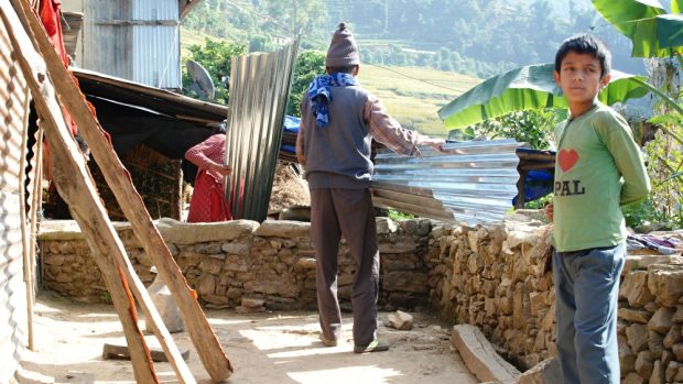 Obyvatelé vesnice Simthálí dostali díky sbírce Českého rozhlasu pro Nepál stavební materiál