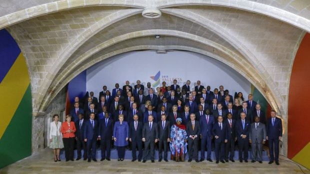 Představitelé zemí EU a Afriky na společné fotografii na summitu ve Valletě