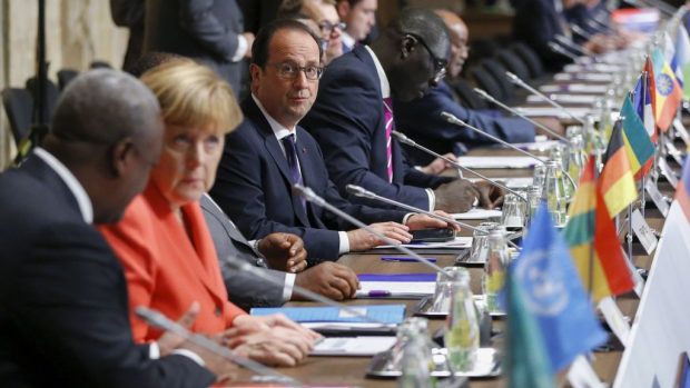 Ghanský prezident Mahama, německá kancléřka Merkelová a francouzský prezident Hollande na summitu ve Vallettě