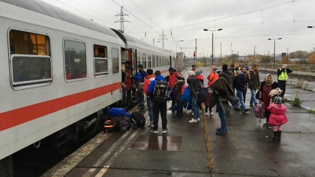 Na berlínské nádraží v Schönefeldu přijíždí denně Z bavorského Freilassingu stovky uprchlíků speciálními vlaky