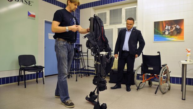 Robotický exoskeleton umožňuje vozíčkářům chodit
