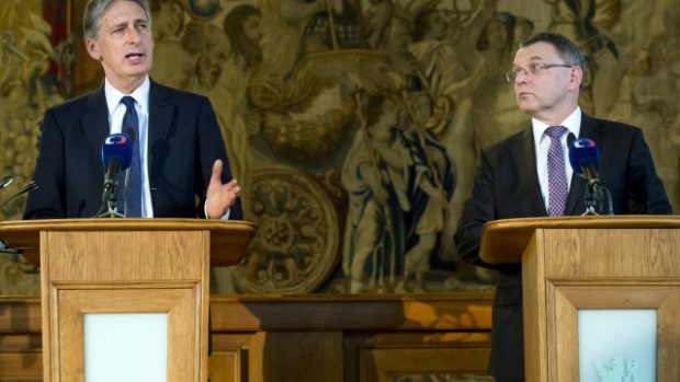 Ministr zahraničních věcí ČR Lubomír Zaorálek a jeho britský protějšek Philip Hammond na tiskové konferenci po jednání v Praze