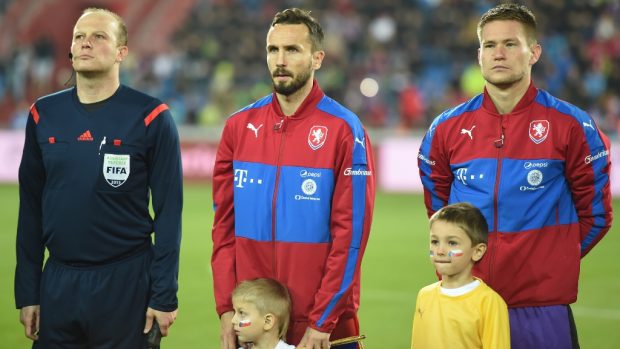Kapitán Tomáš Sivok vede českou reprezentaci v přátelském utkání proti Srbsku
