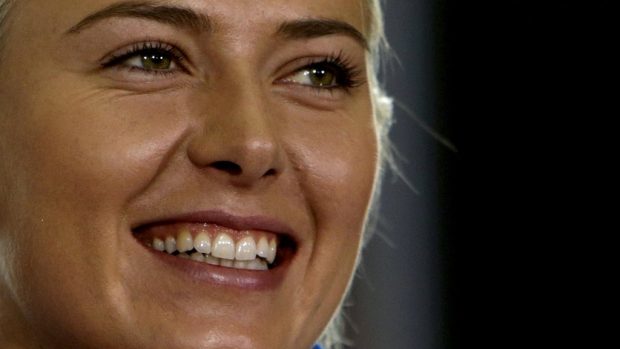 Ruská tenisová hvězda Maria Šarapovová se usmívá před fedcupovým finále v Praze