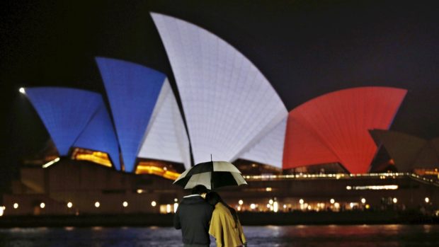 Ve francouzskou trikolóru se proměnila i budova opery v Sydney