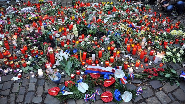 Květiny a svíčky za oběti teroristických útoků v Paříži