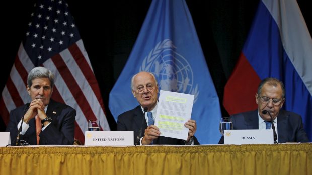 Americký ministr zahraničí John Kerry (vlevo) a ruský ministr zahraničí Sergej lavrov (vpravo) po jednání ve Vídni