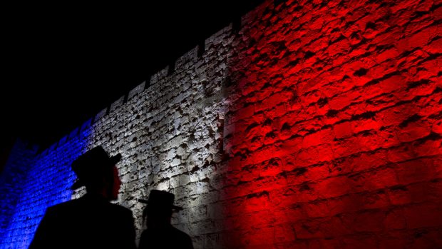 Hradby Starého Města v Jeruzalémě jsou nasvíceny v barvách francouzské trikolory