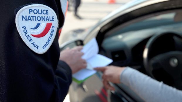 Místní policie ve Francii zběžně zkontrolovala na hranicích s Belgií Salaha Abdeslama podezřelého ze spolčení s islamistickými teroristy, ale pak ho pustila (ilustrační foto)