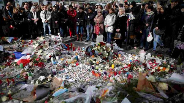 Francouzi drželi minutu ticha i před klubem Bataclan, ve kterém zemřely zhruba dvě třetiny z celkového počtu 129 obětí pátečních útoků