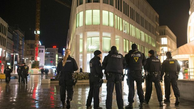V ulicích Hannoveru i dalších německých měst jsou vidět těžce ozbrojení policisté