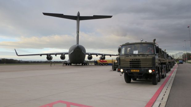 Americký letoun na letišti v Pardubicích. Tento a další stroje převezou do Iráku munici, kterou daruje česká armáda tamním bojovníkům proti Islámskému státu