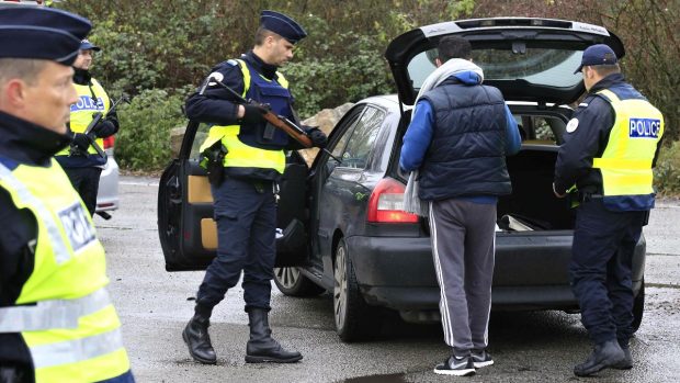 Francouzští policisté kontrolují vozidlo na dálnici A2 z Paříže do Bruselu
