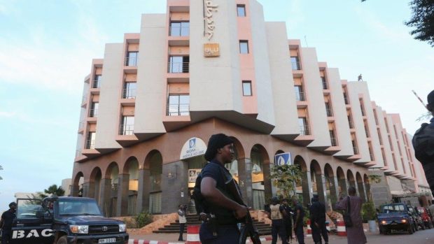 Bezpečnostní složky v hotelu Radisson v malijském hlavním městě Bamaku