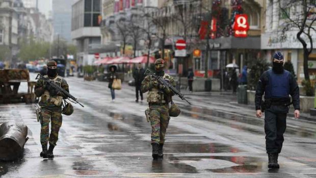 Jindy zaplněné bruselské ulice kvůli teroristické hrozbě brázdí jen hlídkující vojáci a policisté