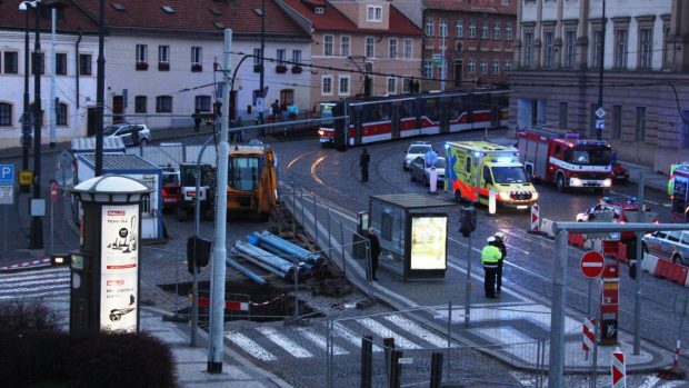Policisté uzavřeli pražský Pohořelec kvůli nálezu podezřelého auta