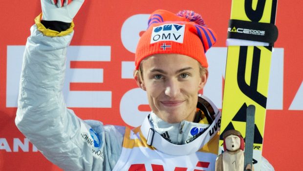 Daniel-Andre Tande slaví vítězství v závodu SP v německém Klingenthalu