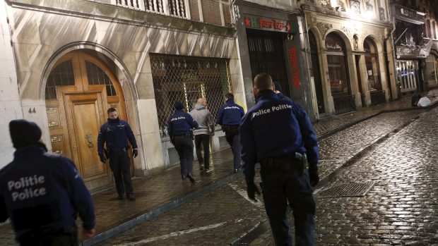 Policie v Bruselu večer uzavřela několik oblastí, údajně zasahovala proti teroristům