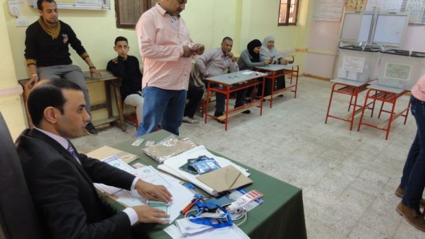 Na každou volební místnost v Káhiře dohlíží soudce