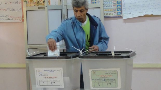 Volby v Egyptě. Jedna urna pro individuální kandidáty, druhá pro politické strany
