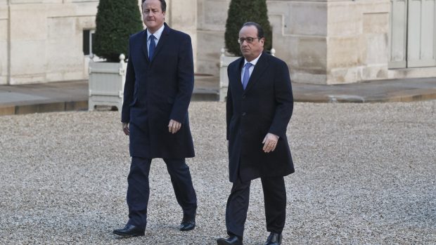 Premiér David Cameron a prezident François Holland před  Elysejským palácem