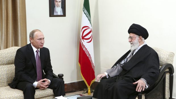 Ruský prezident Vladimír Putin s nejvyšším duchovním vůdcem Íránu ajatolláhem Alím Chameneím