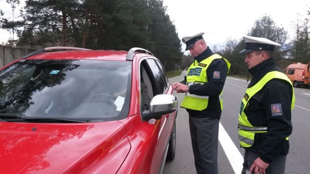 Policisté na Jindřichohradecku při kontrole rozdávali reflexní vesty