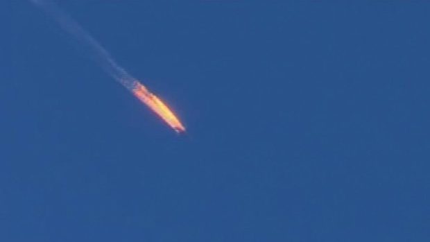 Ruský vojenský letoun Su-24 po zásahu raketou z turecké stíhačky