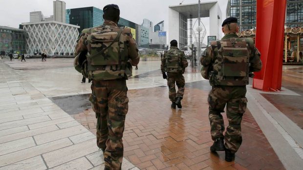 Francouzští vojáci hlídkují v administrativní a obchodní čtvrti La Defénse na západě Paříže