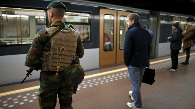 Vojáci hlídkují v bruselském metru