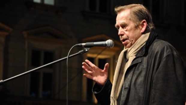 Václav Havel při projevu na Václavském náměstí